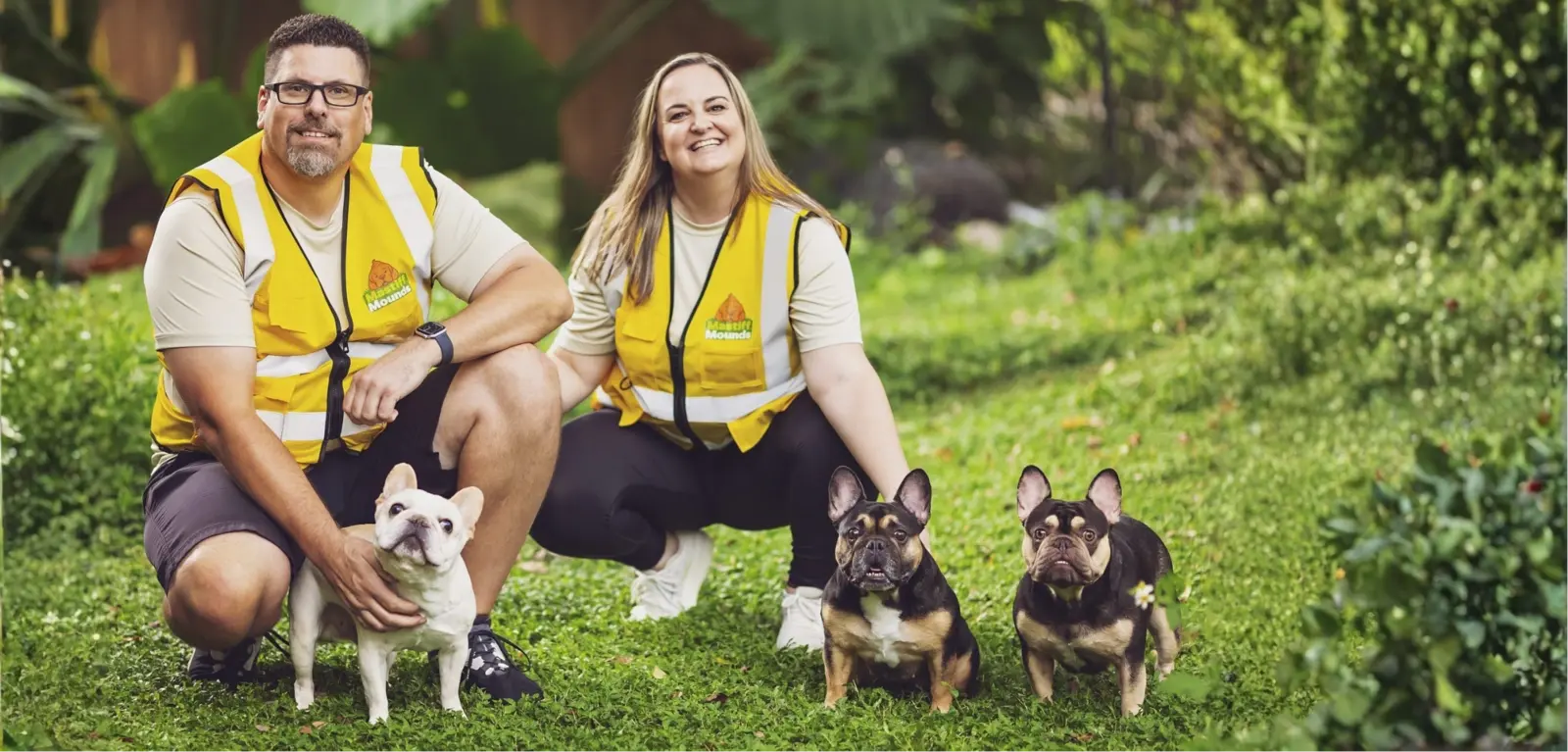 Mastiff Mounds pet waste removal team with dogs in a Tampa Bay yard